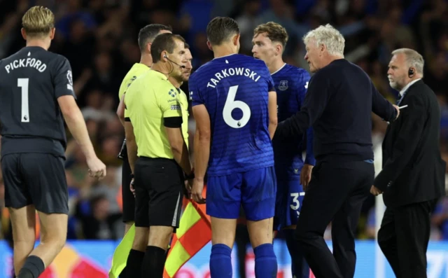 Everton manager David Moyes and James Tarkowski remonstrate with referee Chris Kavanagh