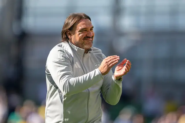 Daniel Farke clapping