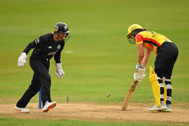 Beth Mooney celebrates the wicket of Nat Sciver-Brunt