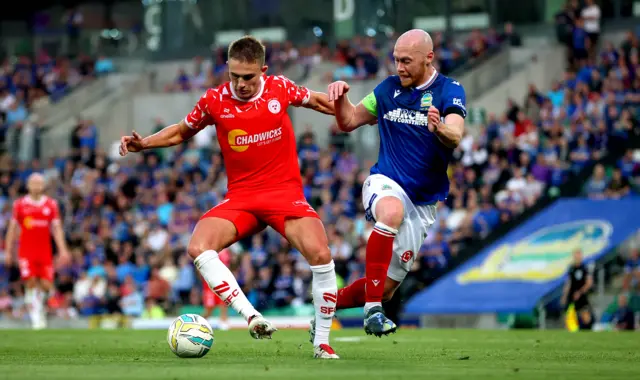 Linfield’s Chris Shields and Evan Caffrey of Shelbourne