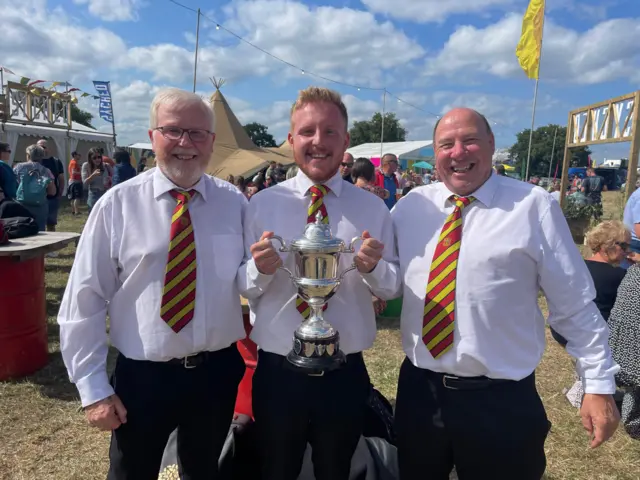 John, Philip a Neill o Fand Pres Brenhinol Tref Bwcle.