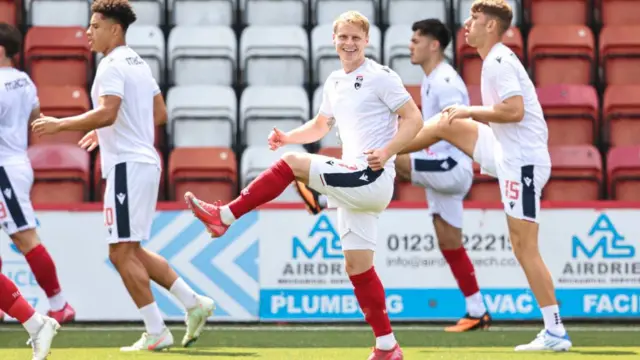 New Ross County signing Gary Mackay-Steven warms up