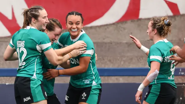 Meabh Deely scores her try