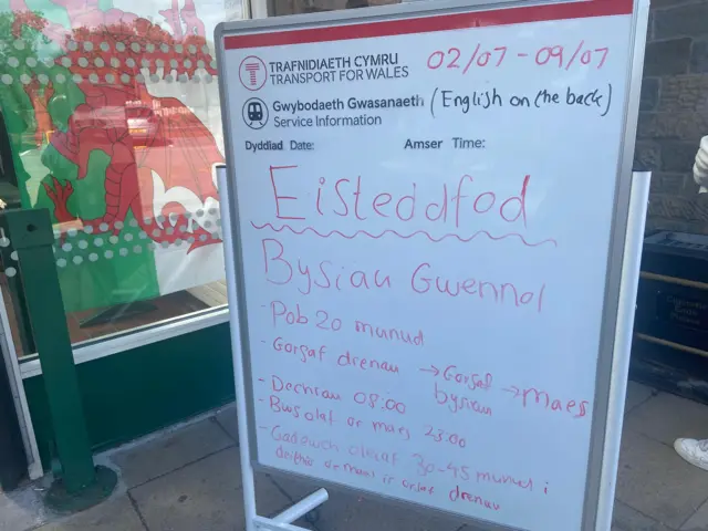Arwydd bysiau gwennol