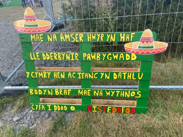 Neges ar y ffordd mewn i'r maes