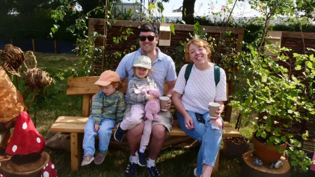 Tim, Martha a'u merched Issy a Milly