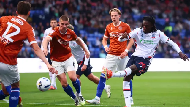 Ibrahim Cissoko shoots for Bolton against Reading