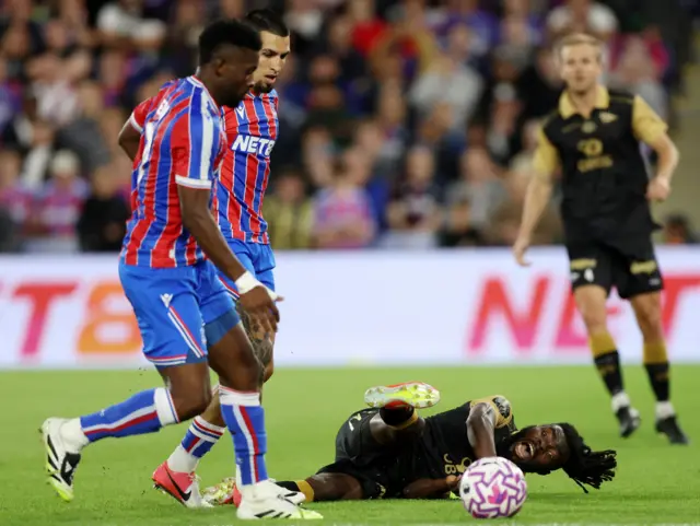 Fredrikstad falls to the floor and loses possession under pressure