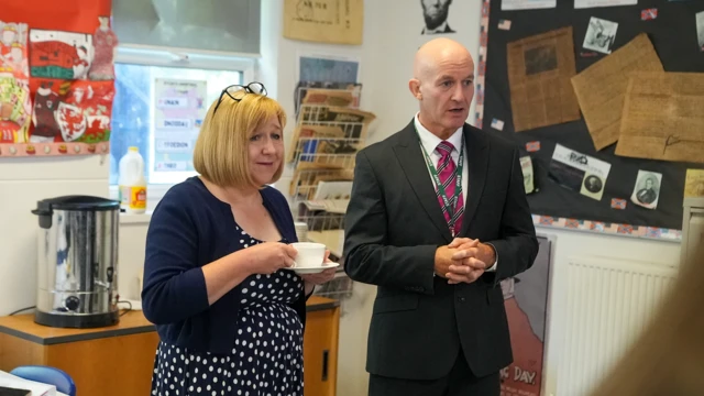Lynne Neagle a Geoff Evans, pennaeth Ysgol y Strade, Llanelli