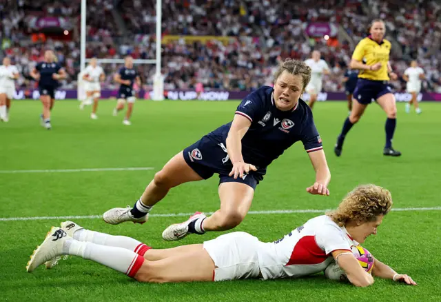 Ellie Kildunne scoring a try