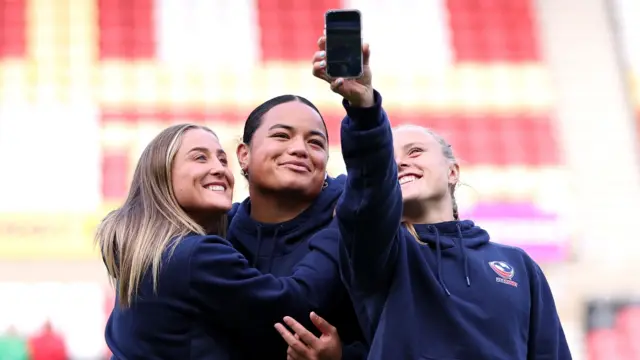 USA Players taking selfies