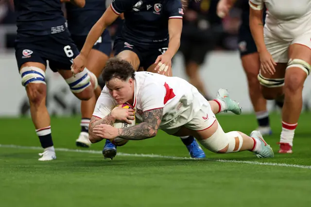 Botterman scoring a try