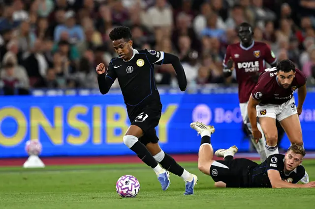 Estevao of Chelsea runs with the ball during the Premier League match between West Ham United and Chelsea at London Stadium on August 22, 2025 in London, England.