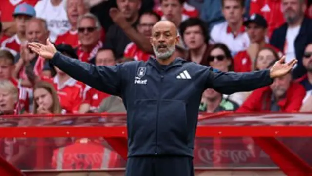 Nuno reacts during Nottingham Forest's game against Brentford