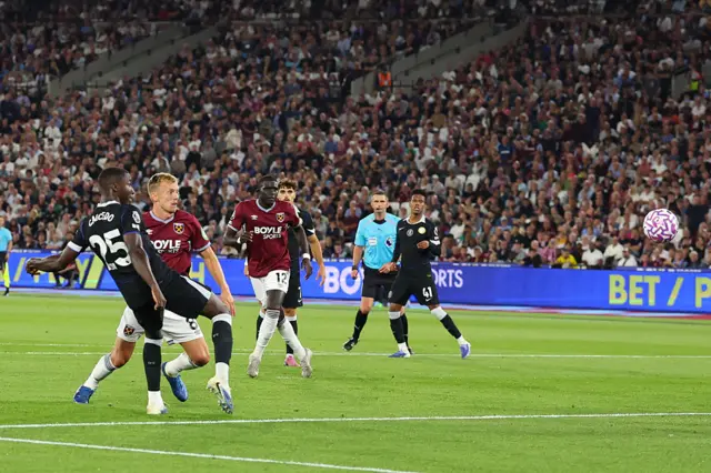 Moises Caicedo of Chelsea scores the fourth goal during the Premier League match between West Ham United and Chelsea at London Stadium on August 22, 2025 in London, England.