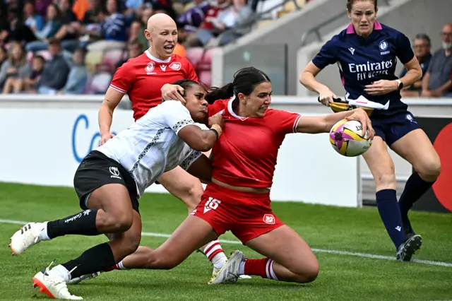Julia Schell scoring a second try