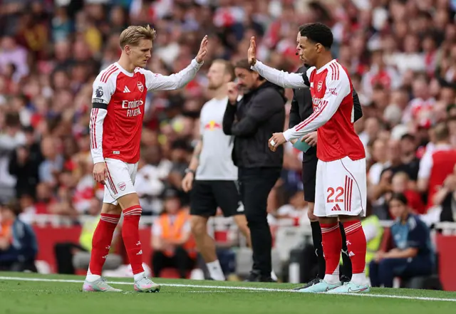 Nwaneri high fives Odegaard as he replaces him on the pitch