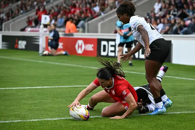 Julia Schell scoring a try