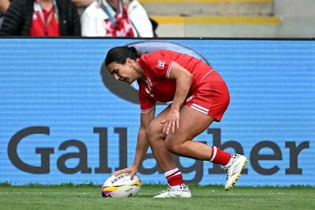 Julia Schell scoring third try