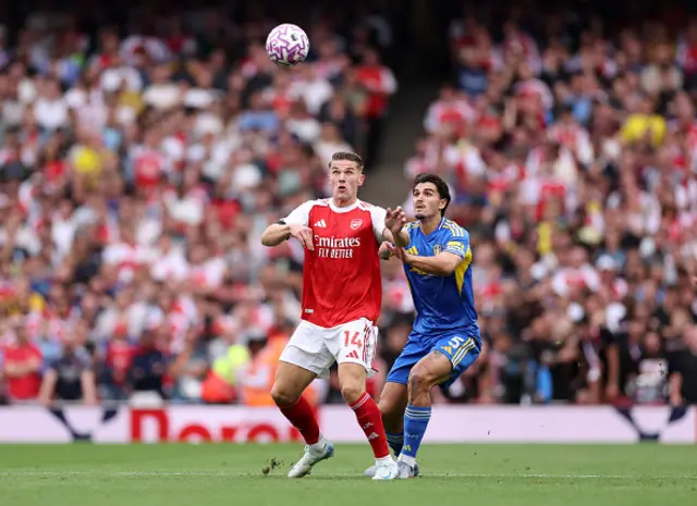 Viktor Gyoekeres of Arsenal battles for possession with Pascal Struijk