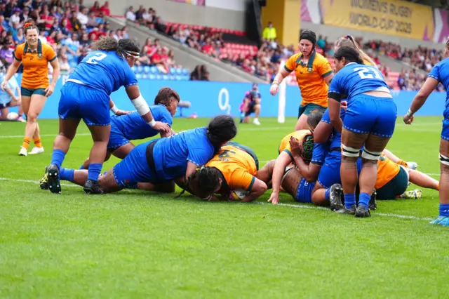 Eva Karpani scoring a try