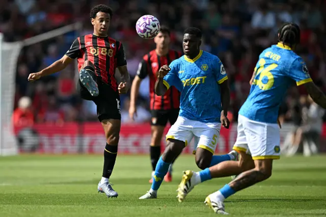 Tyler Adams battles for the ball with Marshall Munetsi