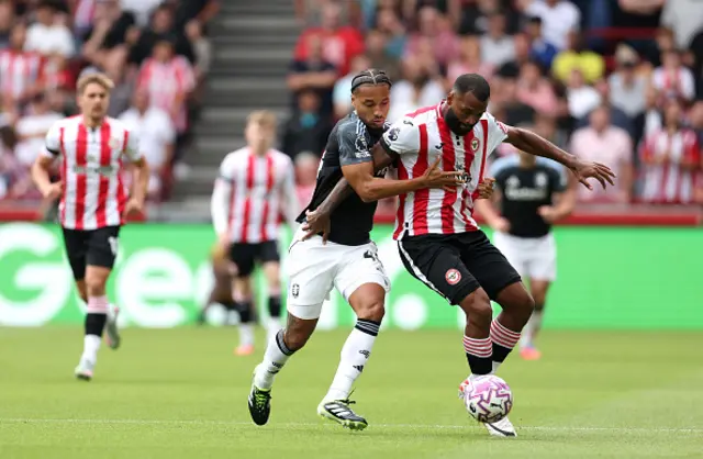 Igor Thiago of Brentford is challenged by Boubacar Kamara
