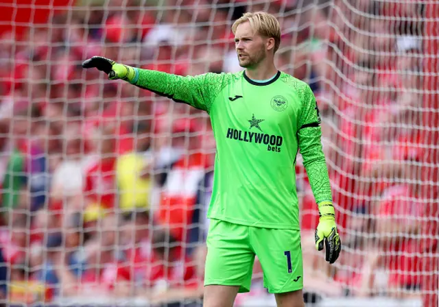 Caoimhin Kelleher, goalkeeper of Brentford pointing