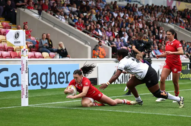 Alysha Corrigan scoring a try