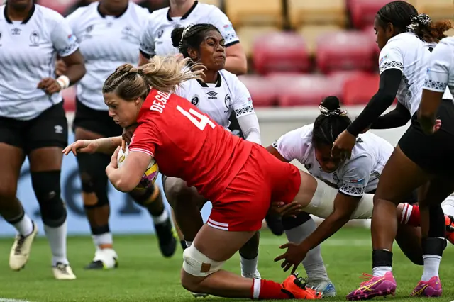 Sophie de Goede scoring a try