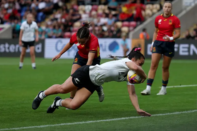 Theresa Setefano, scoring a try
