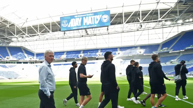 Moyes walks around the ground with his squad
