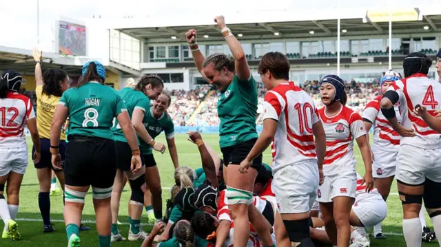 Neve Jones scores Ireland's second try