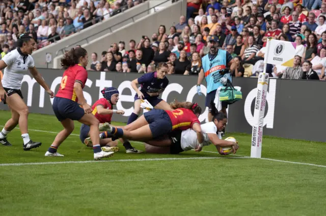 Ayesha Leti-I'iga! scoring a try