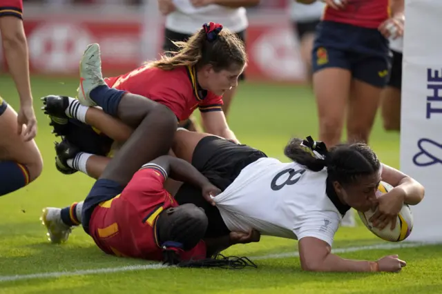 Liana Mikaele-Tu'u scoring a try