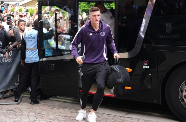 Manchester United's Benjamin Sesko arrives