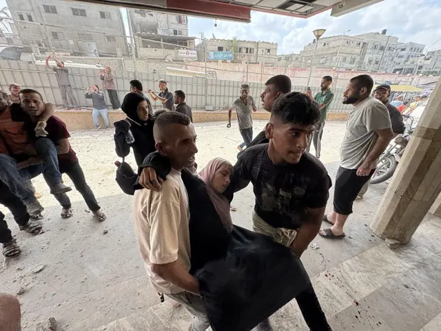 Injured Palestinians are taken to Nasser Hospital by local residents following Israeli attacks on the Nasser Medical Complex in Khan Yunis, located in the southern Gaza Strip, on August 25, 2025