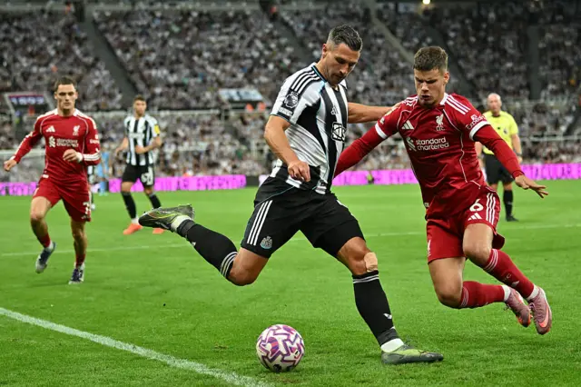 Newcastle United's Swiss defender #05 Fabian Schar (C) vies with Liverpool's Hungarian defender #06 Milos Kerkez (R) during the English Premier League football match between Newcastle United and Liverpool at St James' Park i