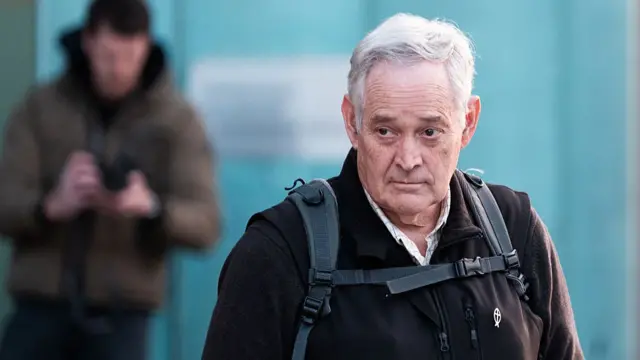 Ian Wilkinson con una mochila y una chaqueta negra