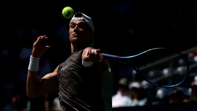 Jack Draper plays a forehand