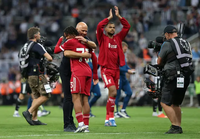 Rio Ngumoha of Liverpool embraces Arne Slot,