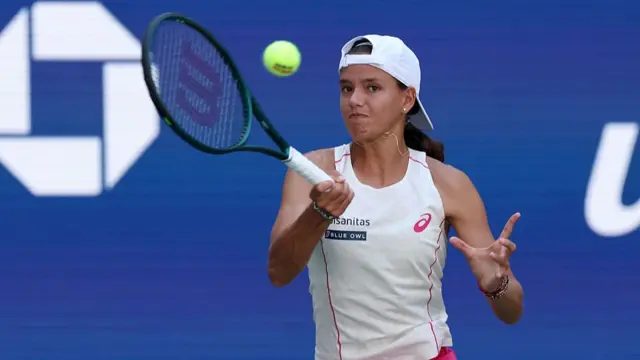 Emiliana Arango plays a forehand return