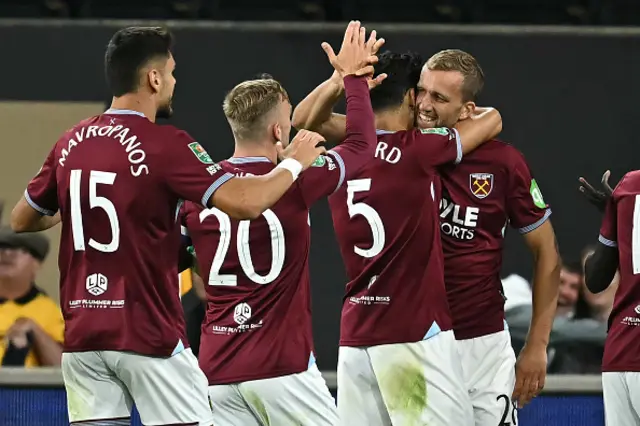 Tomas Soucek (R) celebrates