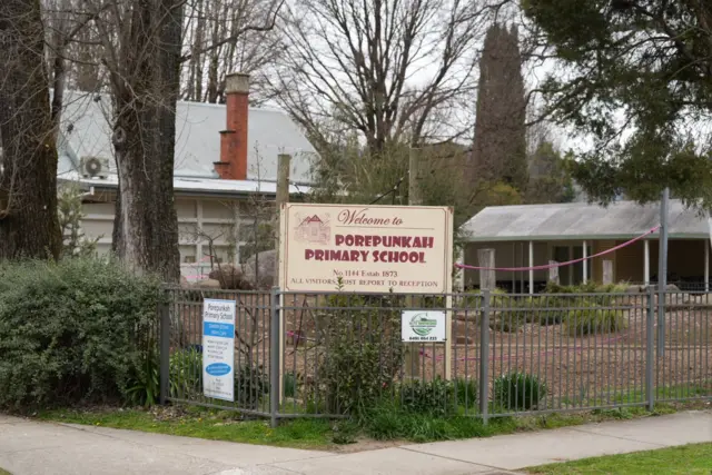 A signboard showing Porepunkah Primary School