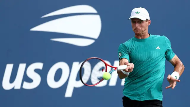 Billy Harris hits a forehand