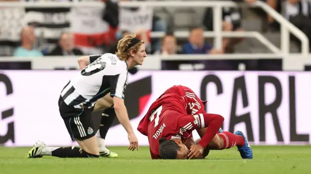 Anthony Gordon tackles Virgil van Dijk
