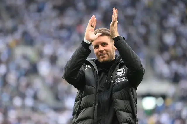 Fabian Hurzeler clapping