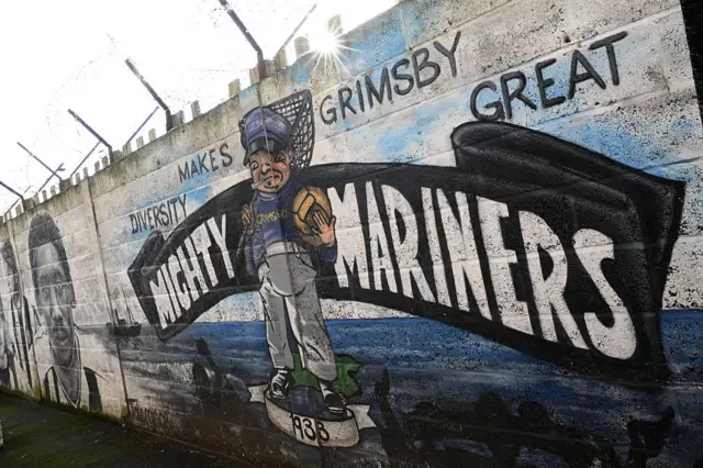 Mural depicting a seafarer with the words 'Mighty Mariners' the nickname of Grimsby FC