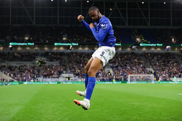 Beto of Everton celebrates