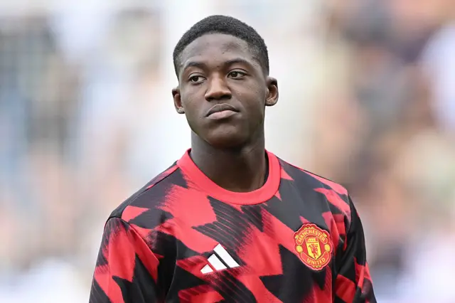 Mainoo warms up before the PL match at Fulham
